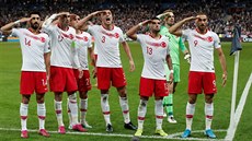 Ture�tí fotbalisté salutují po vyrovnávací brance Ayhana v kvalifika�ním utkání...