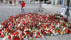 Na Mírovém námstí v Ústí nad Labem lidé zapalují svíky u piety za zpváka...