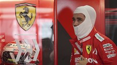 Charles Leclerc se chystá na trénink ped Velkou cenou Japonska formule 1.