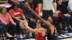 Elena Delle Donneová z Washingtonu (vlevo) v pátém finále WNBA zakončuje, brání...
