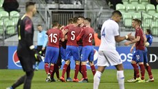 Čeští fotbalisté do 21 let se radují z gólu proti Řecku.