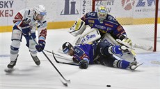 Jakub Ferenc ze Zlína a branká Zlína Daniel Huf elí náporu, který vede...