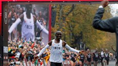 SPLNNÝ SEN. Eliud Kipchoge pi úspném pokusu poprvé zabhnout maraton pod...