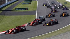 Sebastian Vettel, Charles Leclerc a Max Verstappen po startu Velké ceny...