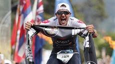 Jan Frodeno slaví triumf v závod Ironman na Havaji.