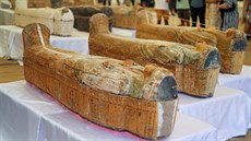 V egyptském Luxoru uinili výjimený nález ticeti barevn zdobených devných...