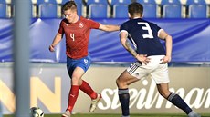 �eský fotbalista Libor Holík odehrává mí� p�ed Danielem Harviem ze Skotska.
