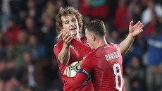 Alex Král (vlevo) a Vladimír Darida se radují z gólu v zápase se Severním...