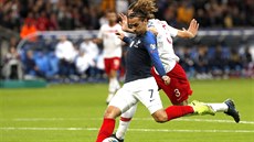 Francouzský reprezentant Antoine Griezmann útoí, Merih Demiral z Turecka brání.