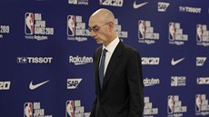 Adam Silver, první muž NBA, odchází z tiskové konference v Tokiu.
