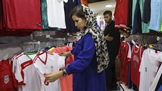 Íránská fotbalová fanynka Zahra Paáí v obchod se sportovním obleením