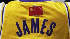 �ínský fanou�ek LeBrona Jamese p�elepil logo náhle nenávid�né a kritizované NBA.