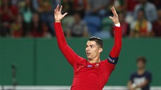 Portugalský útoník Cristiano Ronaldo gestikuluje v zápase s Lucemburskem.