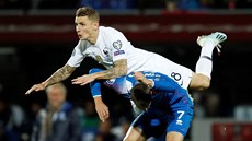 Johann Gudmundsson (dole) z Islandu nabral na záda Lucase Digneho z Francie.