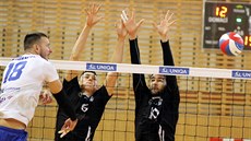 Kladenský univerzál Stefan Okosanovi (vlevo) útoí pes beskydský blok Macieje...