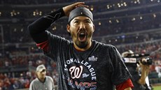 Kurt Suzuki slaví postup Washington Nationals do baseballové Svtové série.