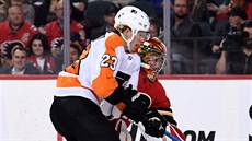 eský gólman David Rittich z Calgary pod tlakem Oskara Lindbloma z Philadelphie