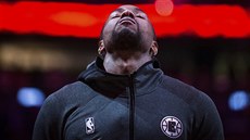 Kawhi Leonard odpoívá bhem time outu.