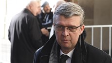 Ministr prmyslu a obchodu Karel Havlíek pichází ke katedrále sv. Víta. (12....