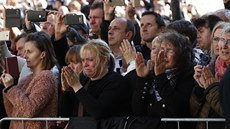 N�kte�í lidé se p�i vyná�ení zp�vákovy rakve neubránili slzám. (12. �íjna 2019)