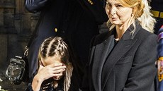 Vdova Ivana Gottová s dcerou Charlotte Ellou p�i smute�ním ob�adu v katedrále...