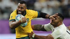 Australský ragbista Samu Kerevi (u mí�e) v duelu s Anglií.