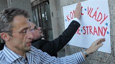 A máte to polepený! St�edo�koláci polepili n�kdej�í sídlo krajského výboru KS�...