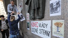 A máte to polepený! St�edo�koláci polepili n�kdej�í sídlo krajského výboru KS�...