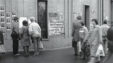 Studenti v noci polepili budovu Krajského výboru KS� v Plzni. Psal se rok 1989.