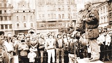 K nejznám�j�ím signatá��m Charty 77 v Plzni byl Ji�í �a�ek. Na snímku promlouvá...