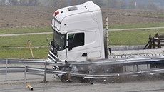 Dálkov ízený nákladní automobil jedoucí rychlostí 80 kilometr za hodinu...