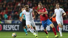 Reprezentační stoper Jakub Brabec se pokouší zastavit anglického kapitána...