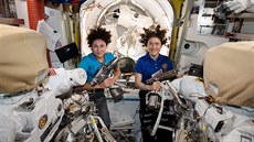 Astronautky Jessica Meirová a Christina Kochová (zleva) v pátek opravují...