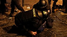 Policisté v centru Prahy zadreli nkolik fotbalových fanouk. (11. záí 2019)