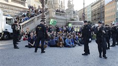 Ekologi�tí aktivisté z hnutí Extinction Rebellion zablokovali magistrálu v...
