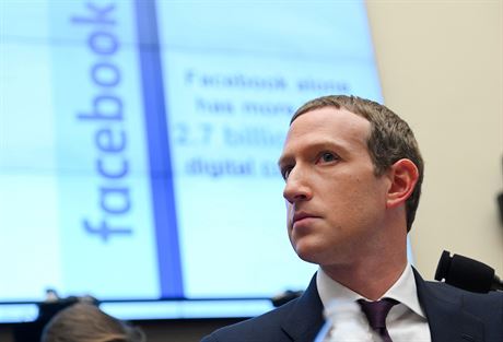 Zakladatel a generální editel spolenosti Facebook Mark Zuckerberg na slyení...