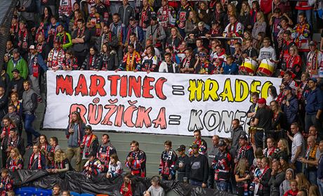 Transparent hradeckých fanouk v utkání proti Zlínu.
