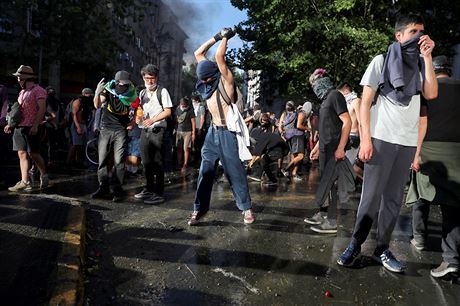 Násilné protesty v posledních dnech ochromily Santiago de Chile. Kvli...
