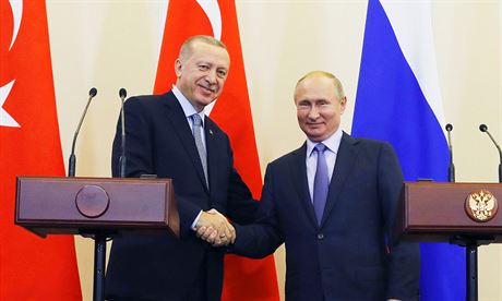 Turecký prezident Recep Tayyip Erdogan (vlevo) a ruský prezident Vladimir Putin...