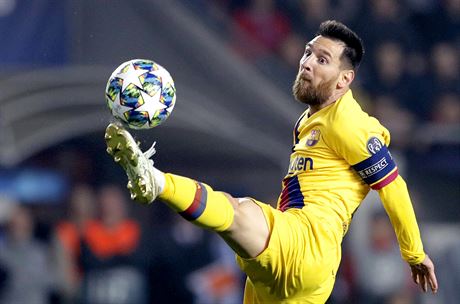 Lionel Messi zpracovává balon pi utkání proti Slavii (23. íjna 2019)