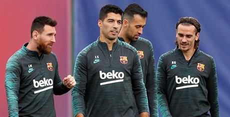 V tréninkovém centru Joana Gampera v Barcelon se Lionel Messi, Luis Suárez,...