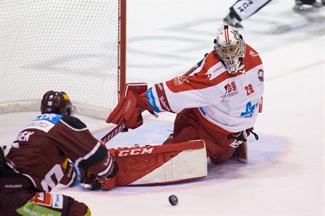 Branká Olomouce Jan Luká zasahuje v utkání proti Spart.