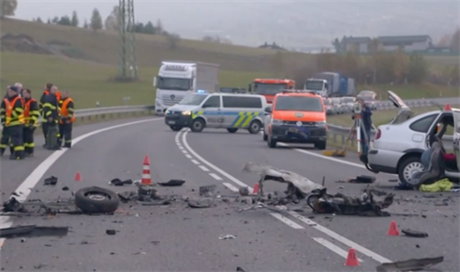 Stet auta s popelái nepeily ena a dít, druhé zemelo ve vrtulníku