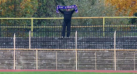 Osamlý fanouek Lín na sokolovském stadionu.