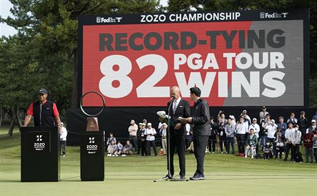 Americký golfista Tiger Woods (vlevo) hovoí poté, co vyhrál turnaj Zozo...