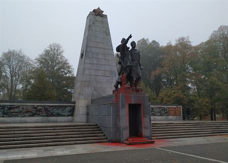 U v roce 2019 poniili vandalové Památník Rudé armády v Ostrav.