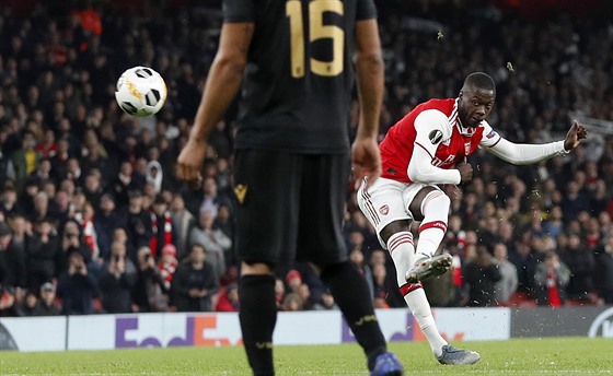 Nicolas Pépé z Arsenalu dává gól v utkání proti Guimaraesi.