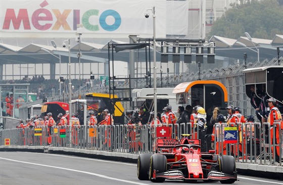 Charles Leclerc pi tréninku na Velkou cenu Mexika.