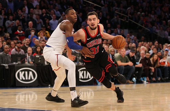 Tomá Satoranský z Chicaga se ene do útoku, brzdí ho RJ Barrett z New Yorku.