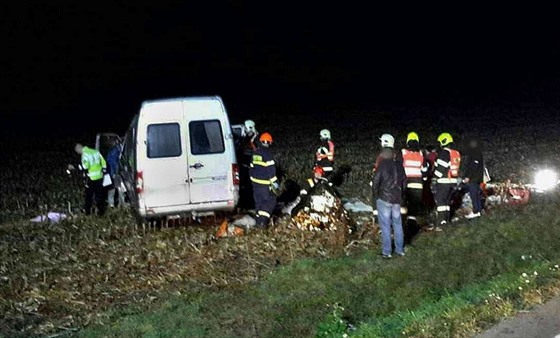 Mikrobus na Vykovsku sjel ze silnice a skonil v poli (20. íjna 2019).